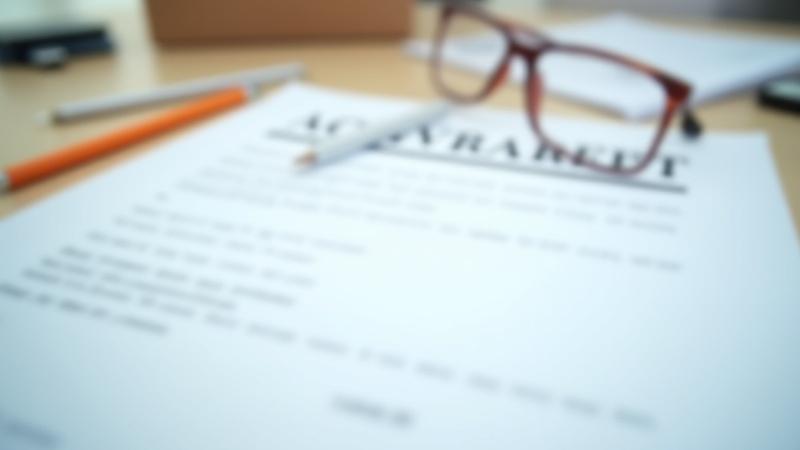 एक मेज पर कानूनी दस्तावेज़, एक पेन और एक चश्मा।